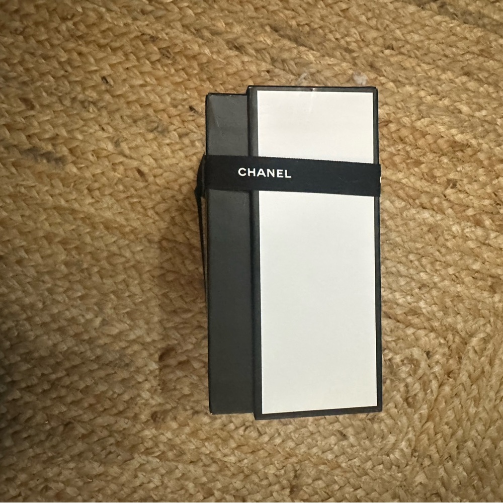 CHANEL Box and Ribbon - Picture 7 of 11